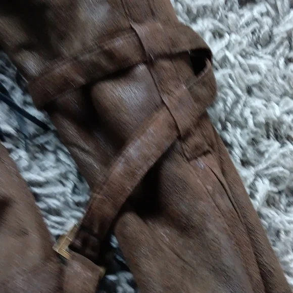 Elegant Brown Leather Jacket with Fur Collar - Picture 4 of 5